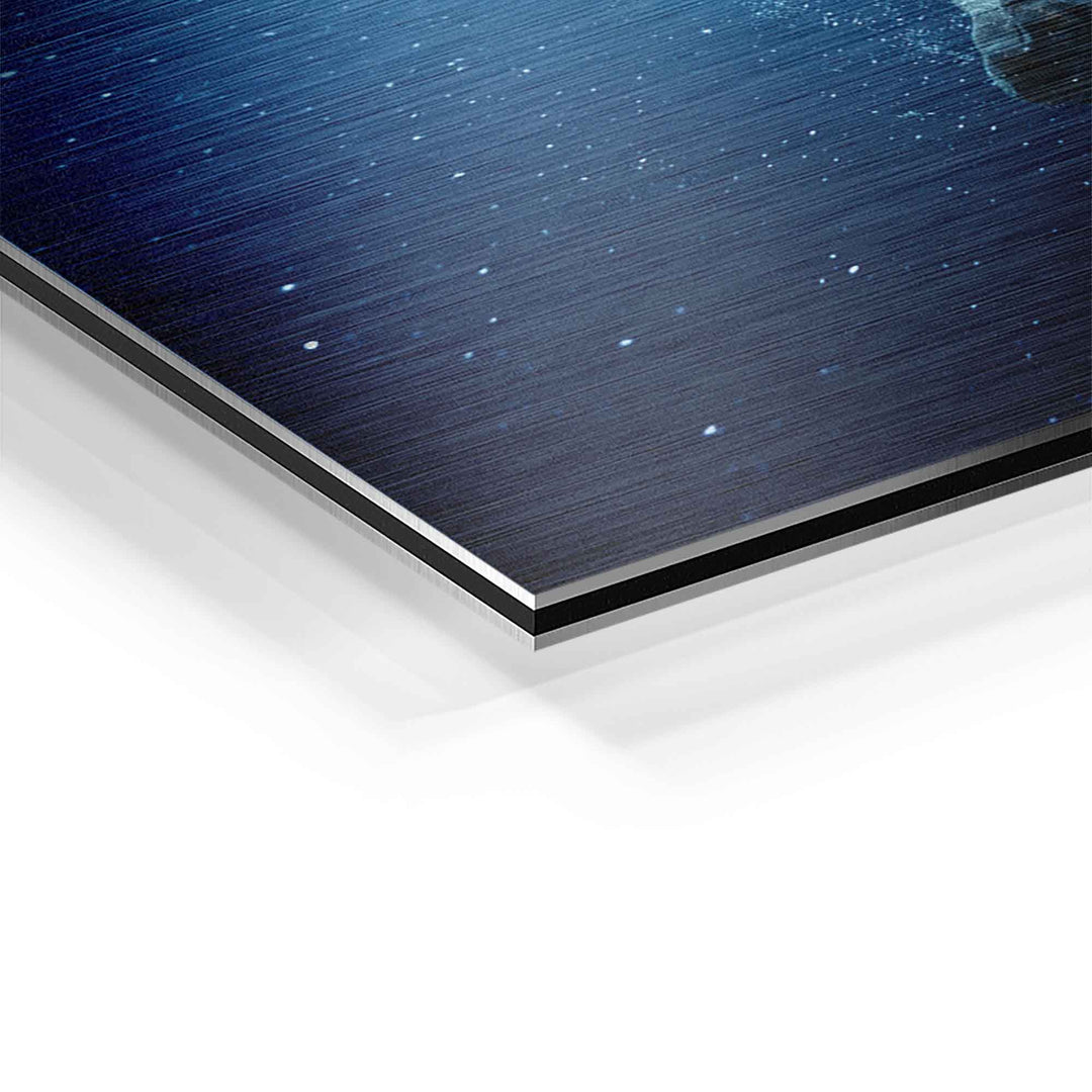 Detailaufnahme eines Wandbilds auf Aluminium mit blauem Wasser-Design und gebürsteter Oberfläche
