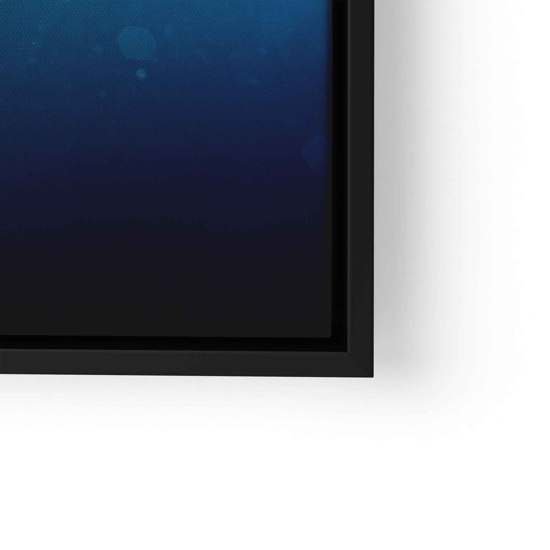 Detailansicht eines Wandbilds mit schwarzem Rahmen und blauem Farbverlauf auf Leinwand.