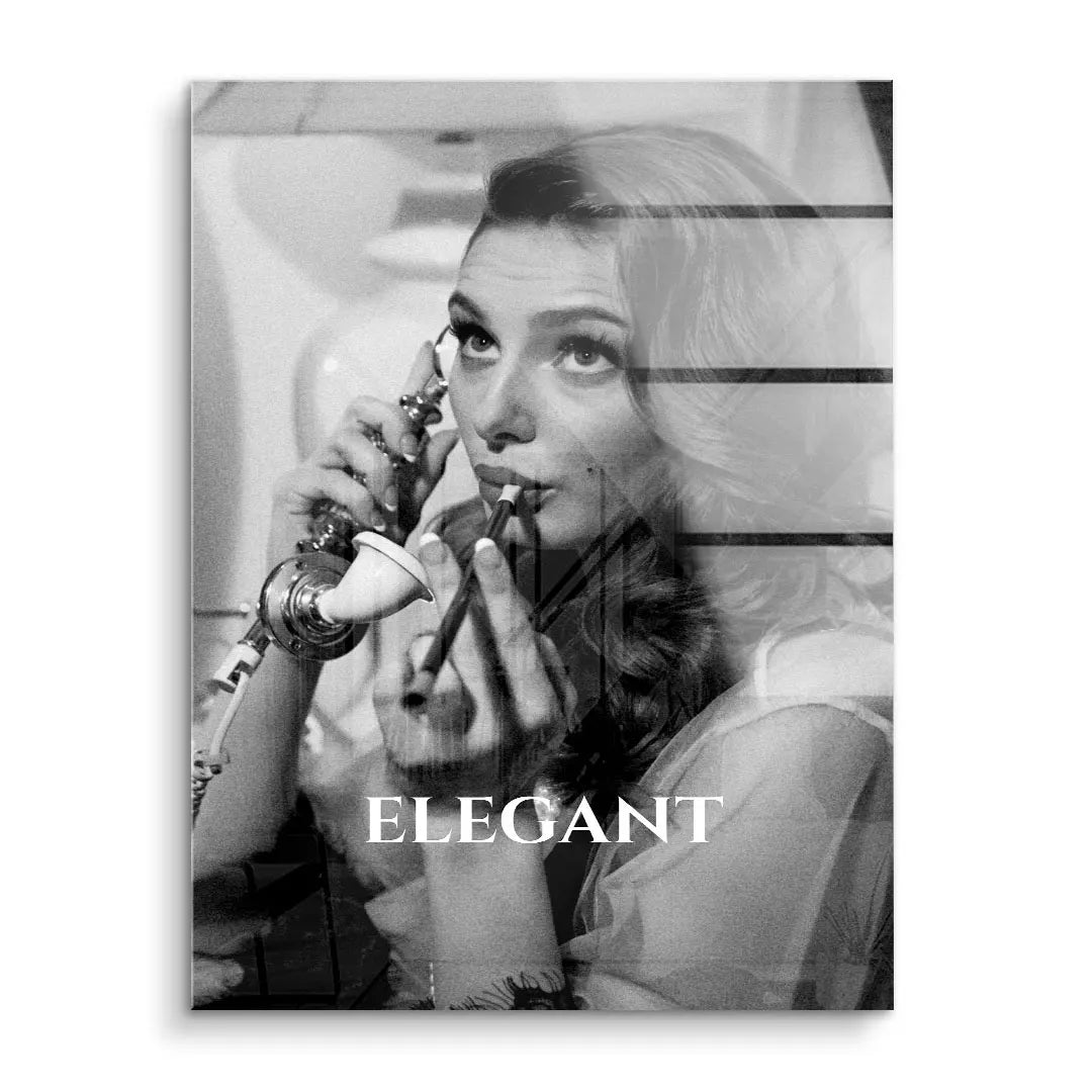 Schwarzweiß Wandbild einer Frau mit Locken, Schminken, Vintage-Telefon, Schriftzug Elegant