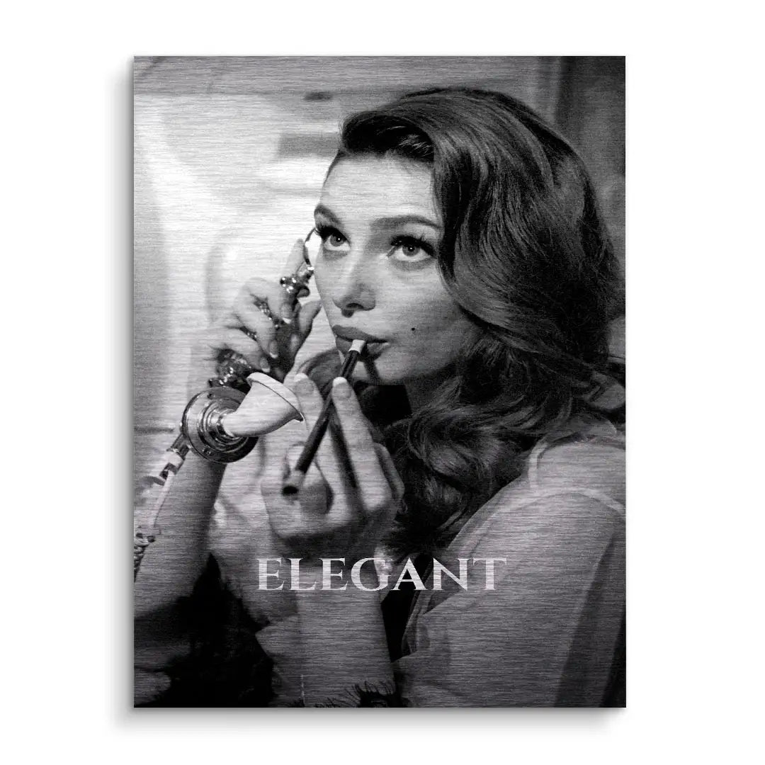 Schwarz-weißes Wandbild mit stilvoller Frau, Make-up auftragend, Text 'ELEGANT', moderner Kunststil