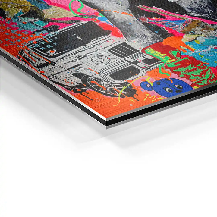 Detailaufnahme eines modernen Wandbilds mit Pop Art Collage, bunten Farben und Brush-Effekt auf Aluminium.