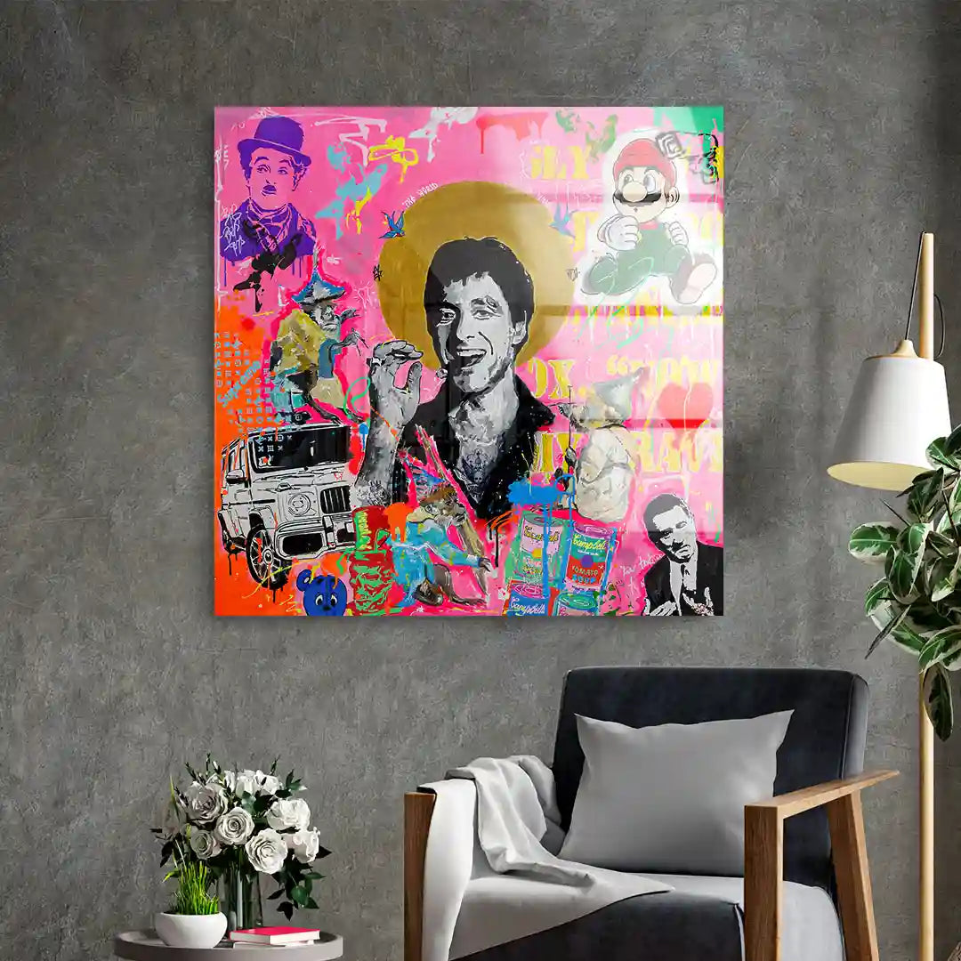 Buntes Pop Art Wandbild mit Promi-Porträts, Comicfiguren und Auto auf pink-orangefarbenem Hintergrund.