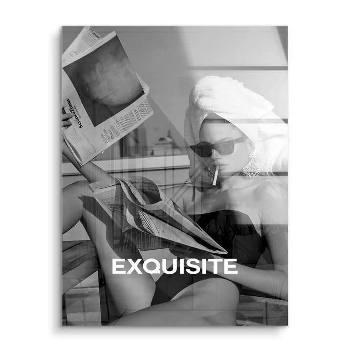 Schwarz-weiß Acrylglas-Wandbild mit Frau im Badeanzug, Turban, Sonnenbrille, Zeitung, Aufschrift Exquisite