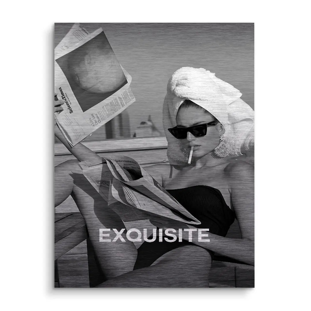 Schwarzweißes Wandbild mit Frau im Badeanzug, Sonnenbrille und Handtuch, liest Zeitung, Schriftzug EXQUISITE