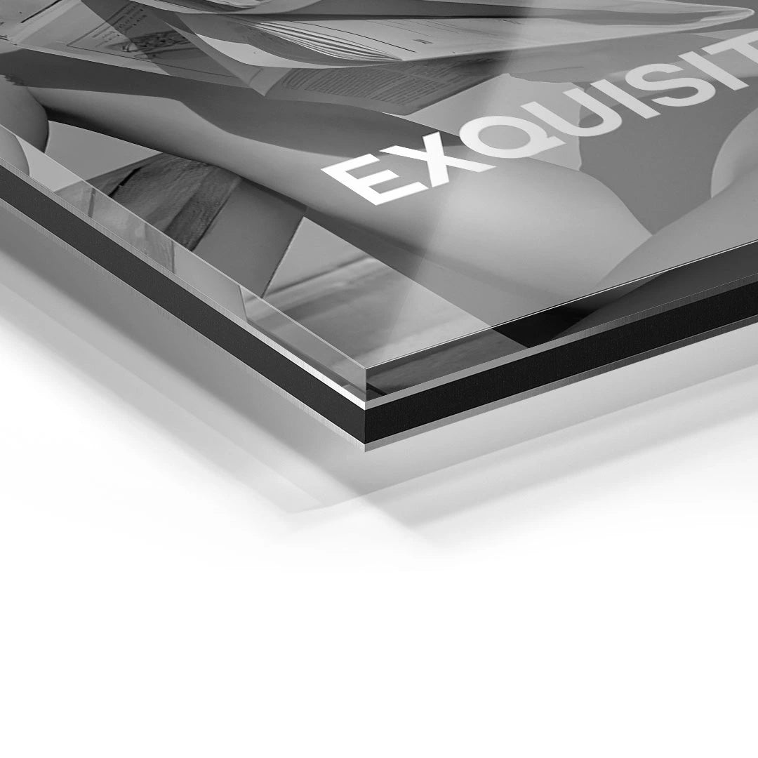Detailansicht Acrylglas Wandbild, modernes Schwarz-Weiß-Kunstmotiv mit Textausschnitt