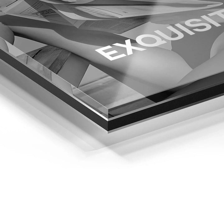 Detailansicht Acrylglas Wandbild, modernes Schwarz-Weiß-Kunstmotiv mit Textausschnitt