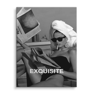 Schwarz-weiß Wandbild mit Frau im Badeanzug, Sonnenbrille, Turban, Zeitung und Text EXQUISITE