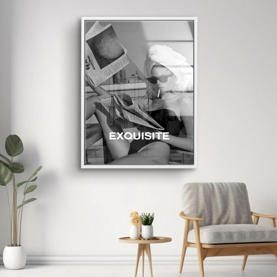 Modernes Schwarz-Weiß-Wandbild mit Frau im Badeanzug, Sonnenbrille und Zeitung, Schriftzug EXQUISITE, stilvolle Wohnzimmerdekoration