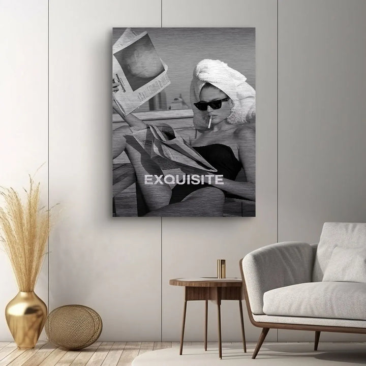 Schwarzweiß-Wandbild mit Frau im Badeanzug, Sonnenbrille und Handtuchturban, liest Zeitung, Aufschrift EXQUISITE, modernes Wohnzimmer-Dekor.