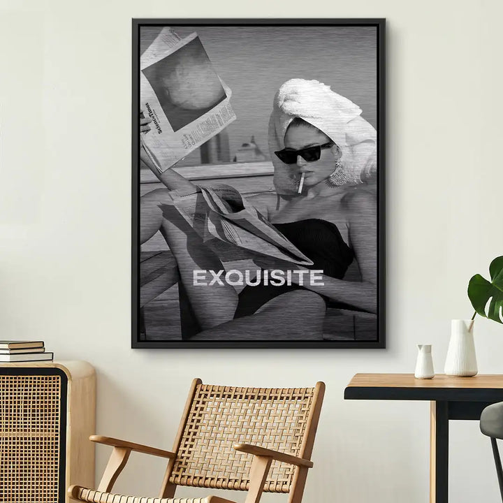 Schwarzweiß-Wandbild mit stilvoller Frau im Badeanzug, Sonnenbrille und Handtuch, liest Zeitung, Schriftzug EXQUISITE.