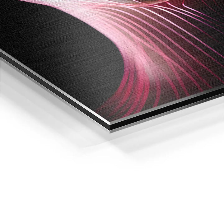 Detailansicht Wandbild auf Aluminium mit abstrakten rosa Lichtlinien auf dunklem Hintergrund