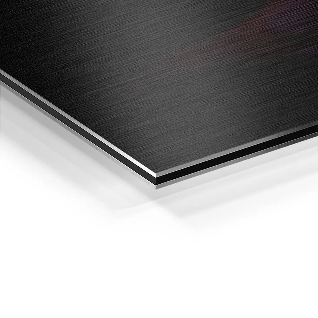 Detailansicht einer schwarzen Aluminium Dibond Platte mit gebürsteter Oberfläche für Wandbild