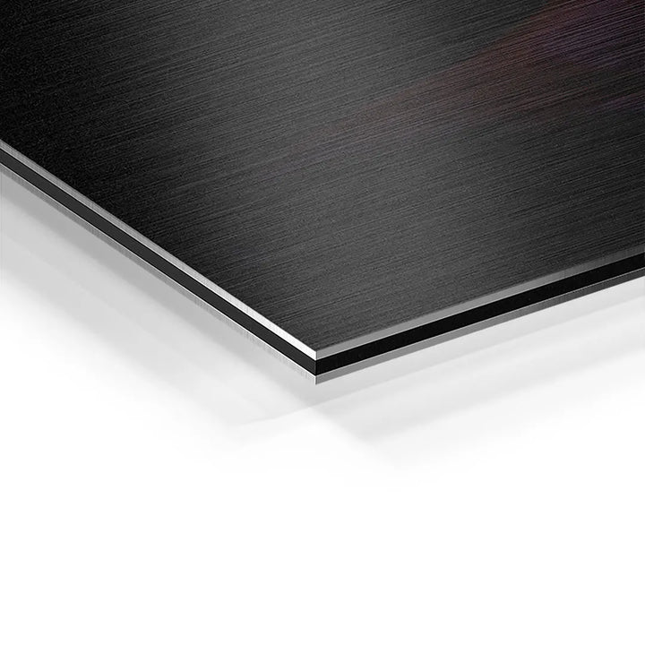 Detailansicht einer schwarzen Aluminium Dibond Platte mit gebürsteter Oberfläche für Wandbild
