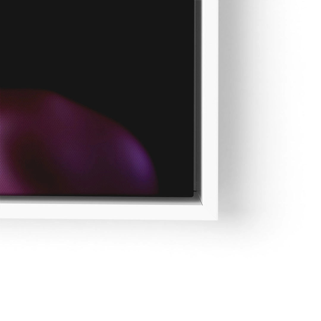 Modernes Wandbild mit abstrakten violetten Formen auf schwarzem Hintergrund im weißen Rahmen