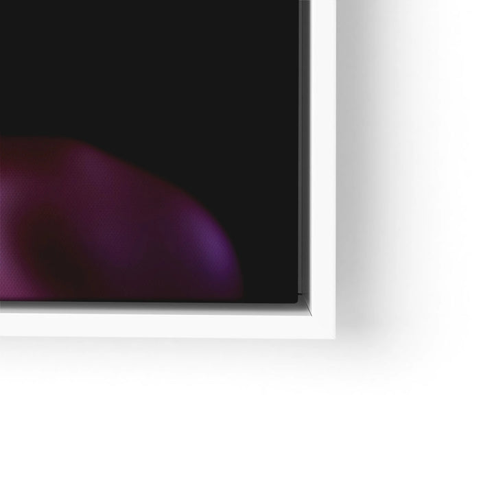 Modernes Wandbild mit abstrakten violetten Formen auf schwarzem Hintergrund im weißen Rahmen