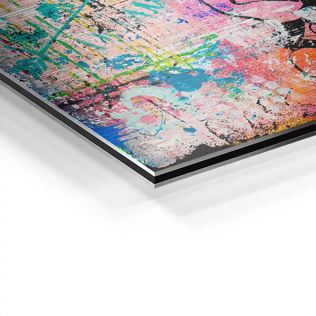 Detail eines bunten, abstrakten Wandbilds auf Aluminium mit Brush-Effekt
