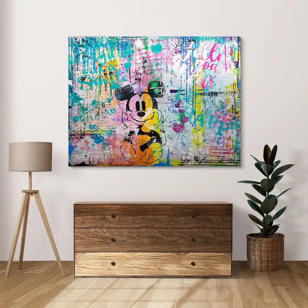 Modernes Pop Art Wandbild mit bunter Comicfigur über Kommode in stilvollem Wohnzimmer