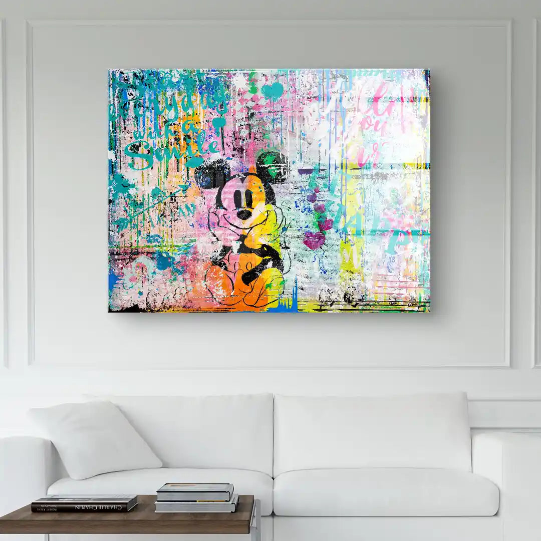 Buntes Wandbild im Pop Art Stil mit Comic-Figur auf weißer Wand über Sofa, modernes Wohnzimmer