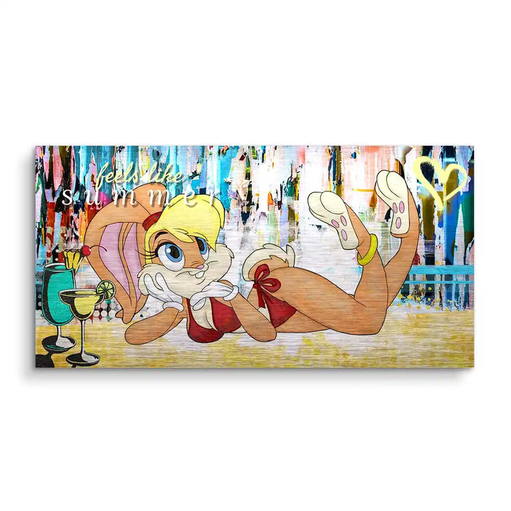 Buntes Wandbild mit Cartoon-Häsin im Bikini, sommerliche Cocktails, abstrakter Hintergrund
