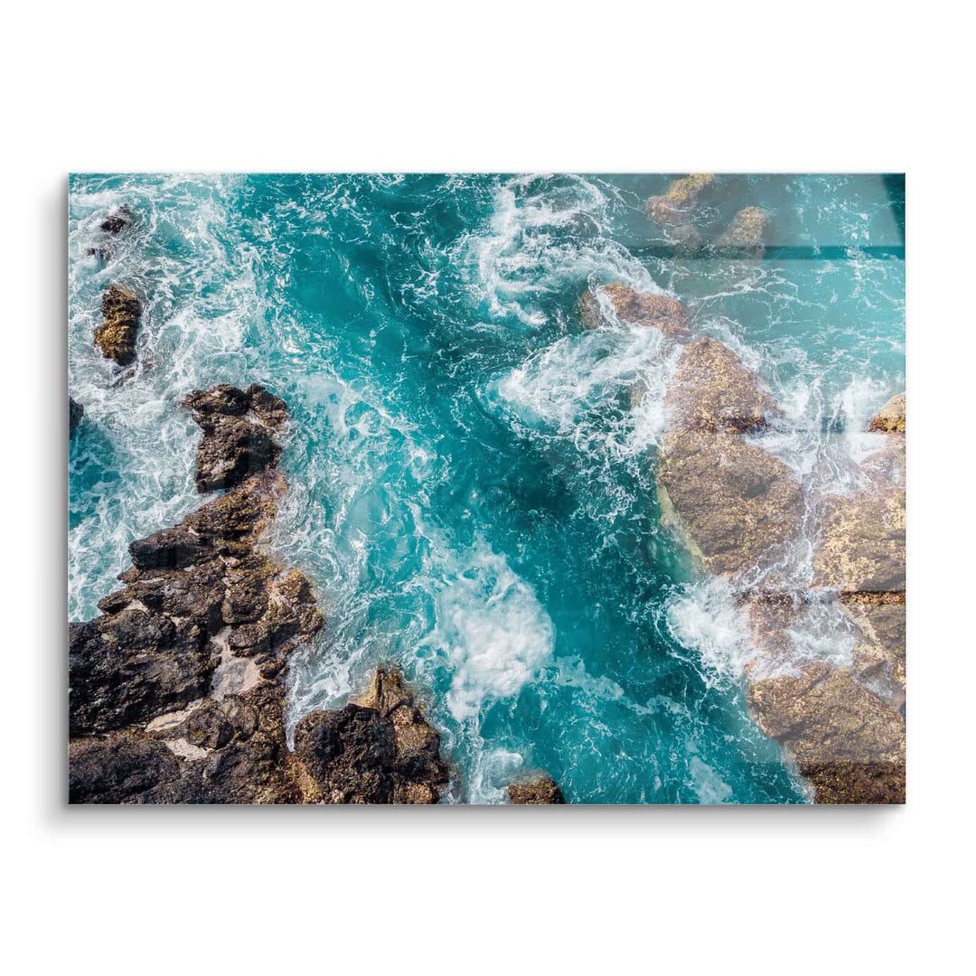 Luftaufnahme von Felsen im Meer mit türkisblauem Wasser und Wellen, modernes Wandbild