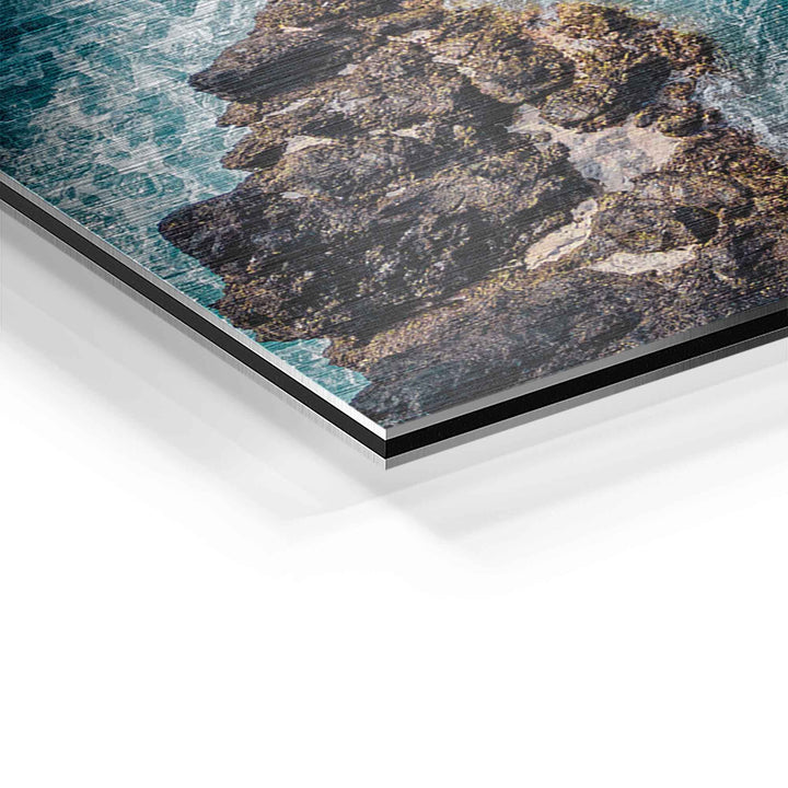 Nahaufnahme Wandbild Alu-Dibond mit Felsen im Meer und gebürsteter Oberfläche