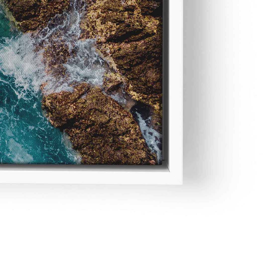 Wandbild mit Felsen im Meer, Wellen schlagen gegen rauen Stein, Naturmotiv