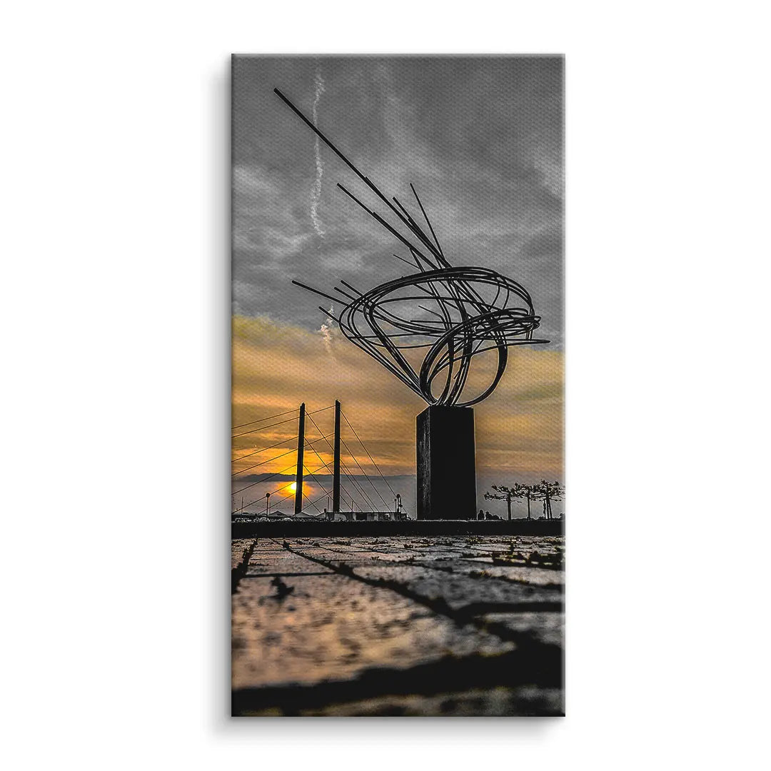 Modernes Wandbild mit abstrakter Skulptur und Sonnenuntergang in urbaner Landschaft