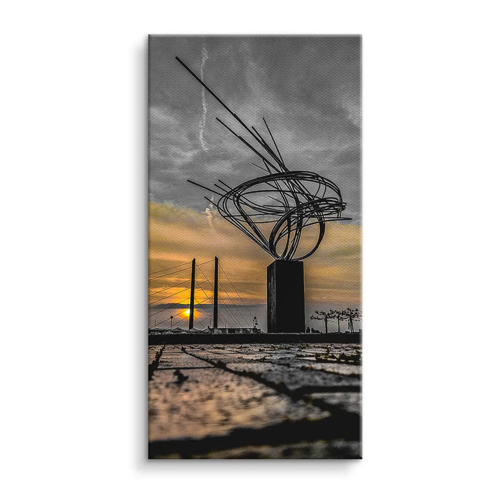 Modernes Wandbild mit abstrakter Skulptur und Sonnenuntergang in urbaner Landschaft