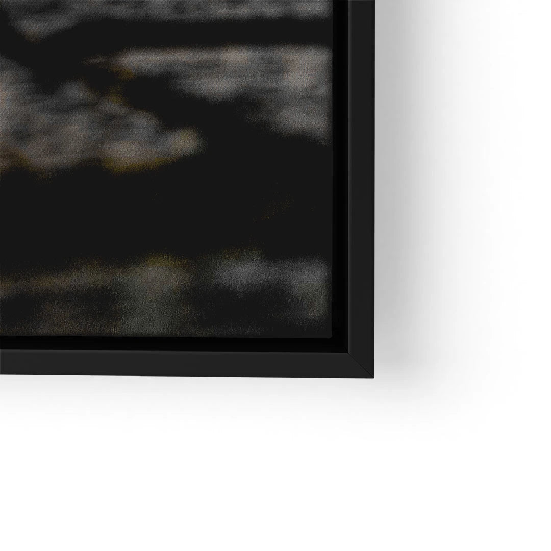 Detailansicht eines modernen Wandbilds im schwarzen Rahmen auf weißer Wand