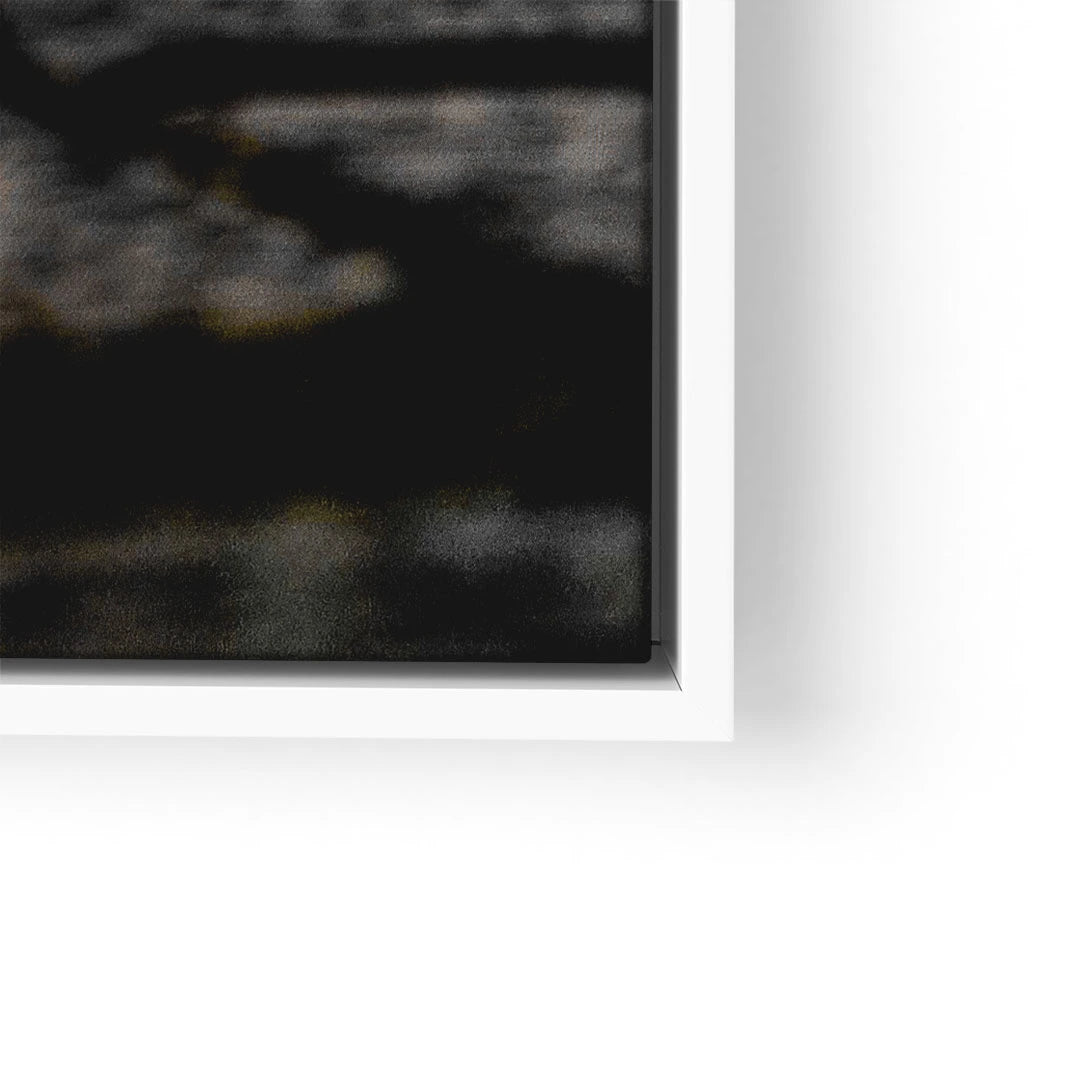 Nahaufnahme eines gerahmten Wandbilds mit abstraktem, dunklem Kunstmotiv