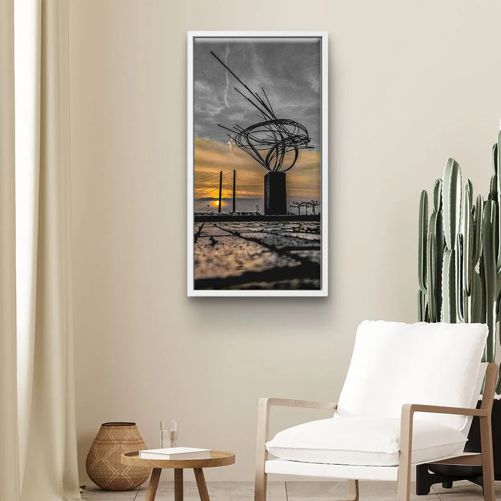 Modernes Wandbild mit abstrakter Skulptur und Sonnenuntergang, stilvoll eingerichtetes Wohnzimmer