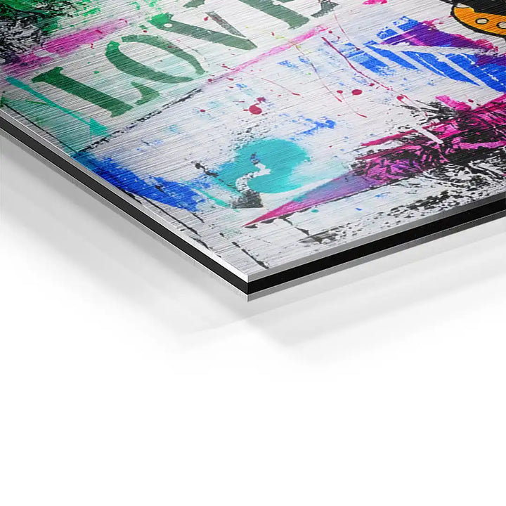Detail eines modernen Wandbilds mit bunten Farbspritzern und „LOVE“-Schriftzug auf Aluminium