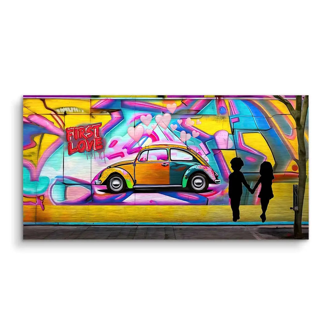 Buntes Wandbild mit VW-Käfer, Graffiti 'First Love' und Silhouetten zweier Kinder