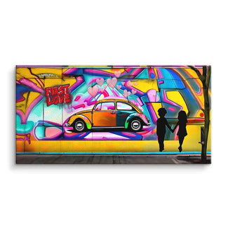 Buntes Wandbild mit VW Käfer, Graffiti-Herzen, Schriftzug First Love und Silhouetten eines Kinderpaares