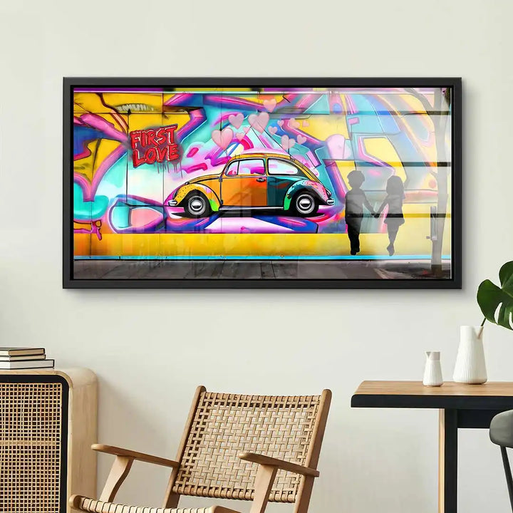 Buntes Wandbild mit Oldtimer-Auto, Graffiti-Schriftzug 'First Love' und Silhouetten von Kindern
