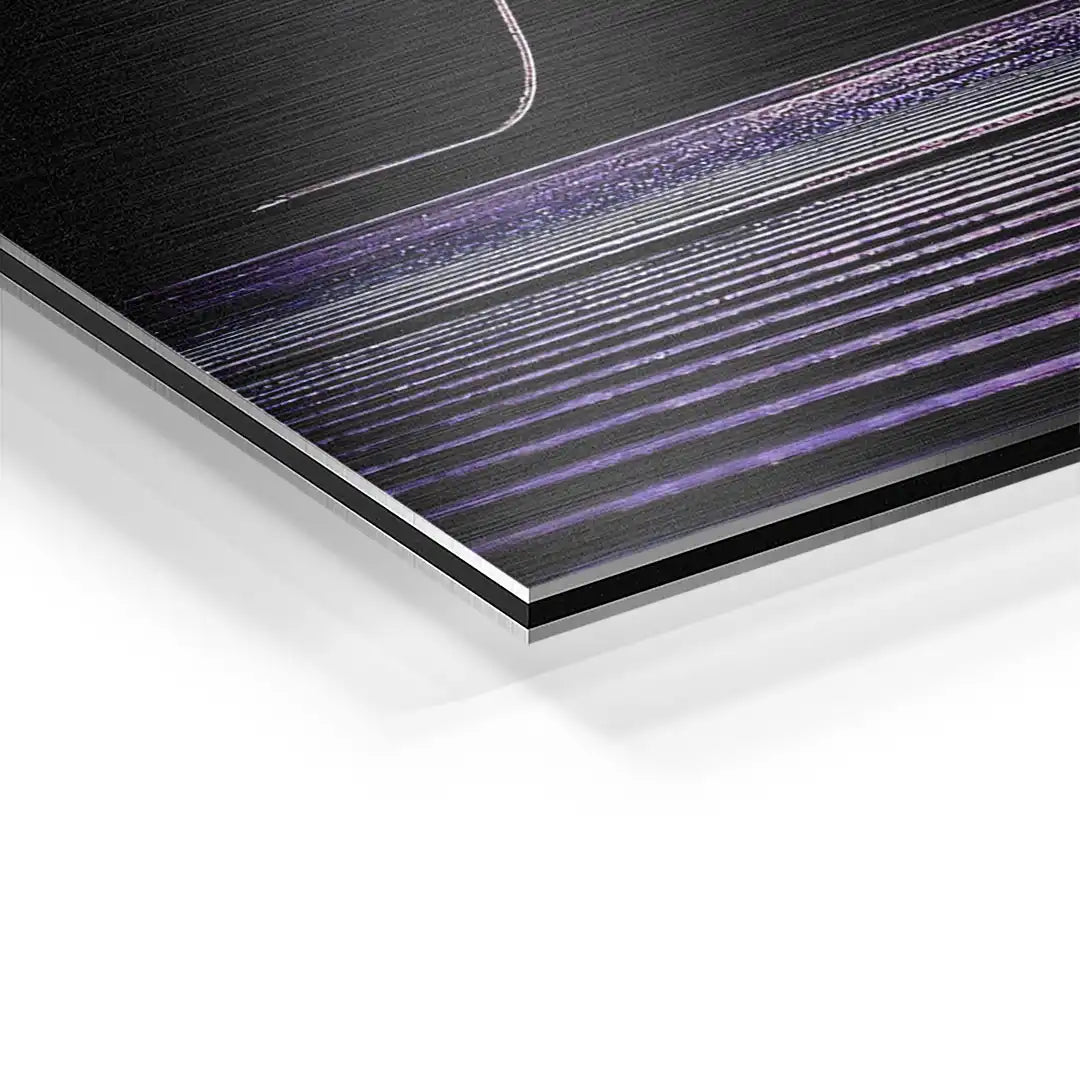 Detailansicht Wandbild auf Aluminium mit gebürsteter Oberfläche, moderne Kunst, lila Linien