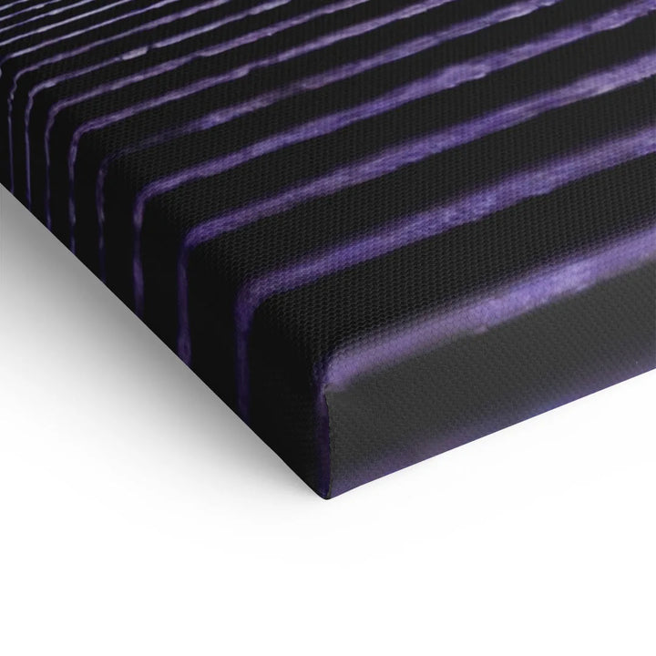 Detailansicht Leinwandbild mit schwarzen und violetten Linien, moderne Wanddekoration