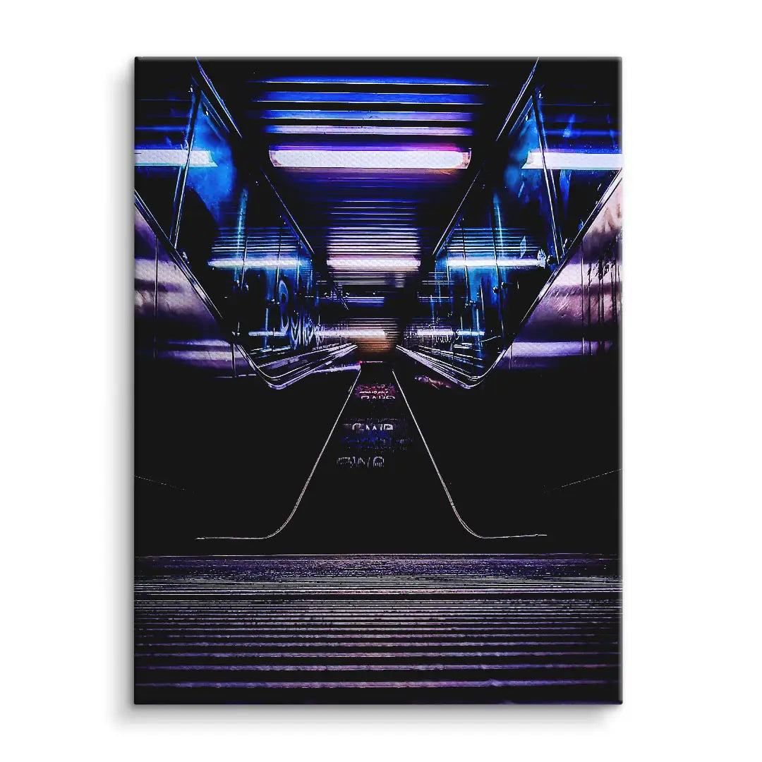 Modernes Wandbild mit neonbeleuchtetem futuristischem Flur, Spiegelungen und lila-blauen Lichtern.