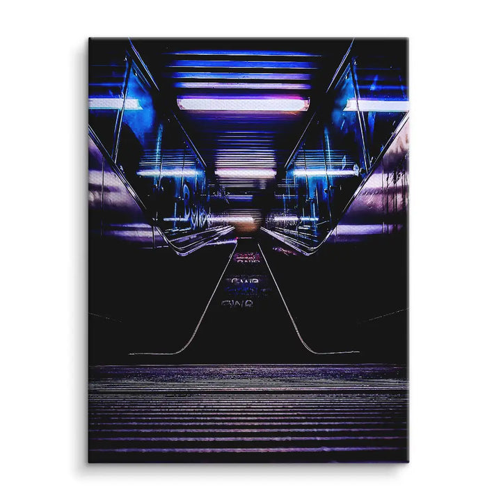 Modernes Wandbild mit neonbeleuchtetem futuristischem Flur, Spiegelungen und lila-blauen Lichtern.