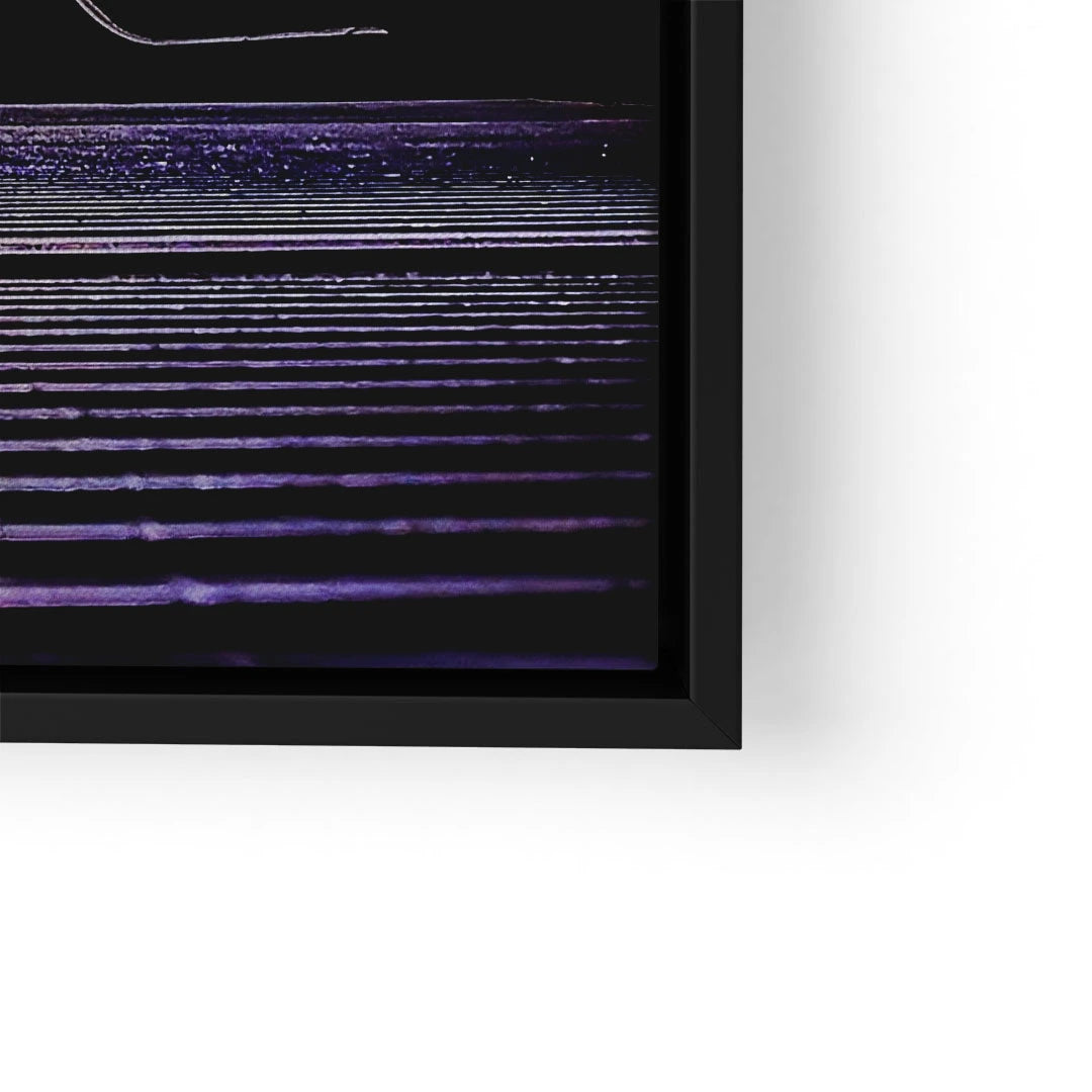 Modernes Wandbild mit lila und schwarzen Linien in elegantem schwarzen Rahmen