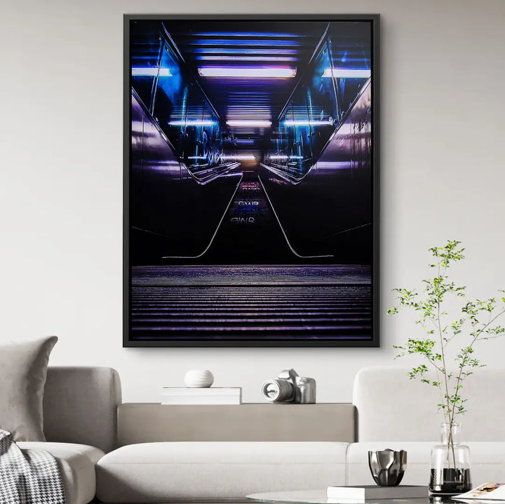 Modernes Wandbild mit futuristischer U-Bahn-Szene und neonblauen Lichtern im Wohnzimmer