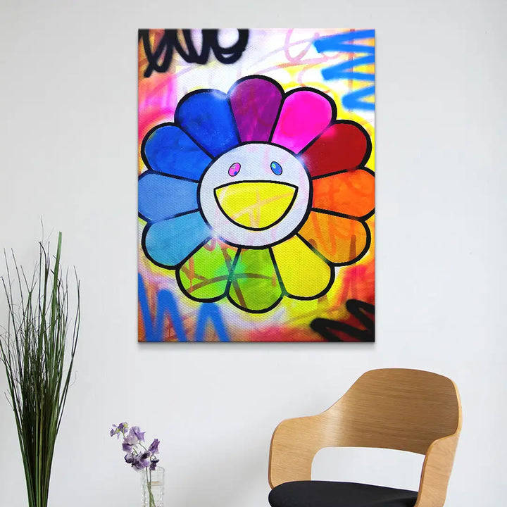 Buntes Wandbild mit lächelnder Blume im Pop Art Stil vor weißer Wand, moderne Deko