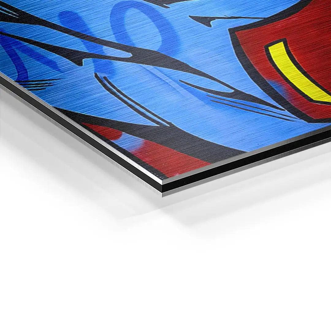 Detailansicht Wandbild auf Aluminium mit blau-roten Pop Art Farben und gebürsteter Oberfläche