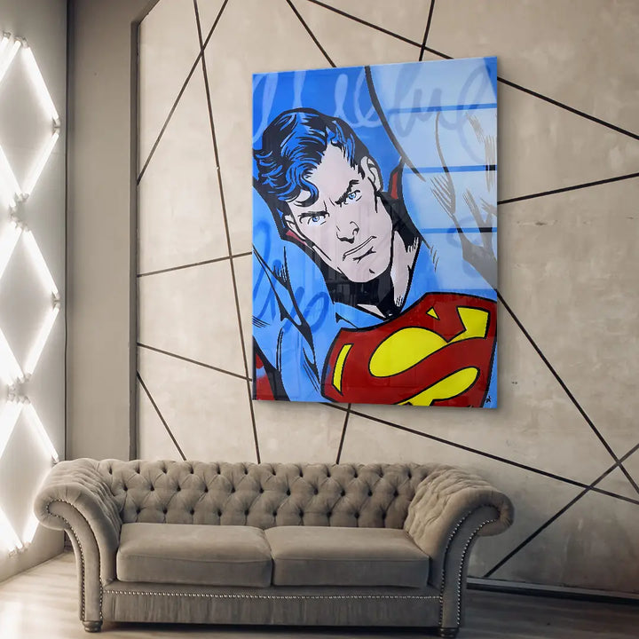 Modernes Wandbild mit Comic-Held in Blau und Rot über grauem Sofa im Wohnzimmer