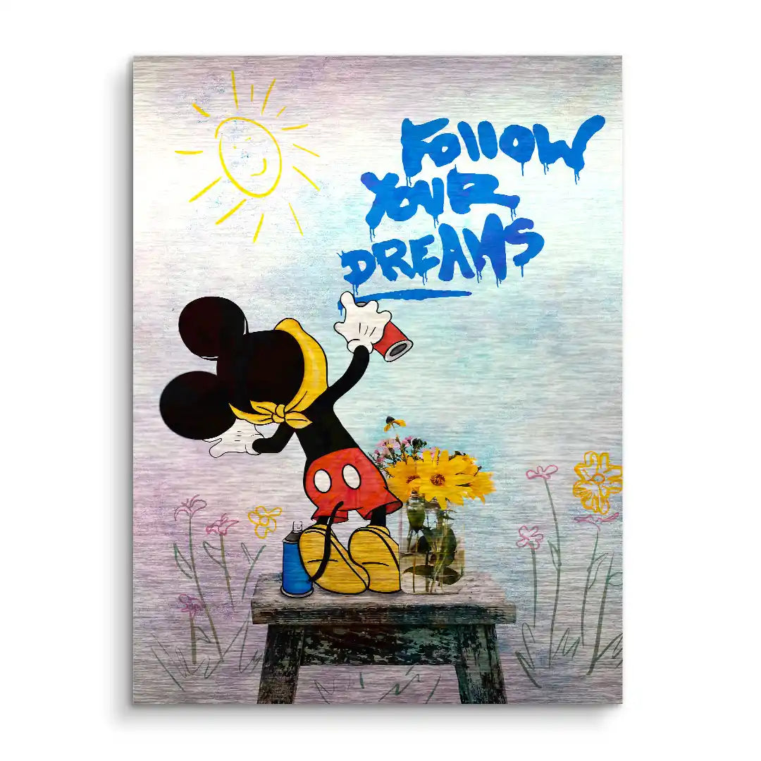 Kunstbild mit Comic-Maus, Sprühdose, Sonnenblumen und Schriftzug 'Follow your dreams'.