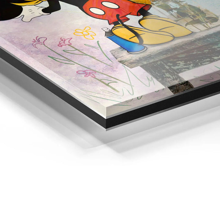 Detail eines Acrylglas-Wandbilds mit Comicfigur, stilisierten Blumen und Pastellfarben