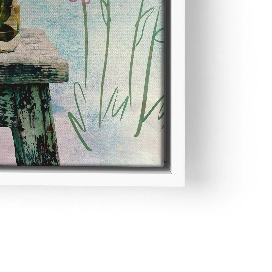 Detail eines Wandbilds mit Vintage-Holztisch, Glasvase und Blumen auf Leinwand