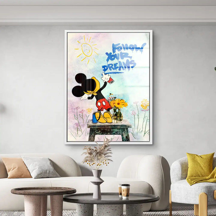 Modernes Wandbild mit Comic-Maus, Graffiti-Schriftzug 'Follow your dreams' und Blumenmotive