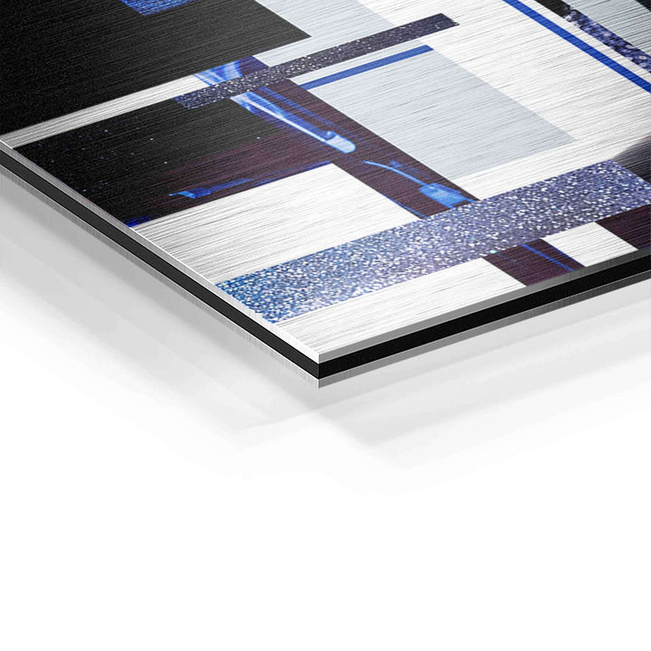 Detailaufnahme eines modernen Wandbilds mit gebürsteter Aluminium-Oberfläche und abstraktem Linienmuster in Blau, Weiß und Schwarz.