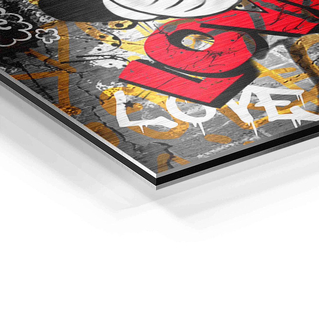 Detailaufnahme eines modernen Wandbilds mit bunter Graffiti-Kunst, Schriftzug LOVE und Comic-Elementen